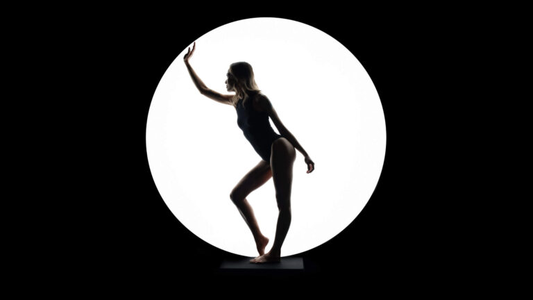 Stepping into the light: Mastering dramatic portraits with backlighting