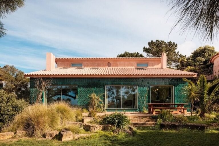 Cliffside Minimalist Retreats : AIP Azóia Villa
