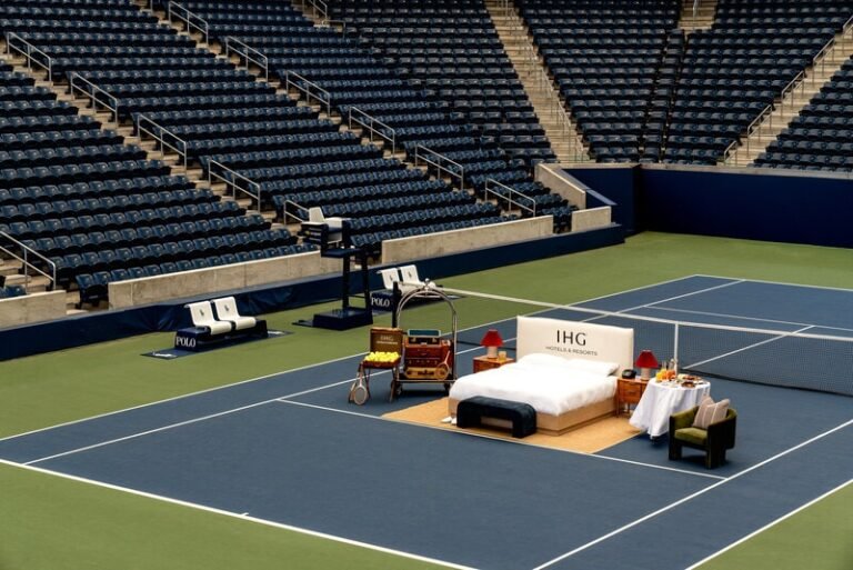 Courtside Hotel Experiences : Bed on the Baseline