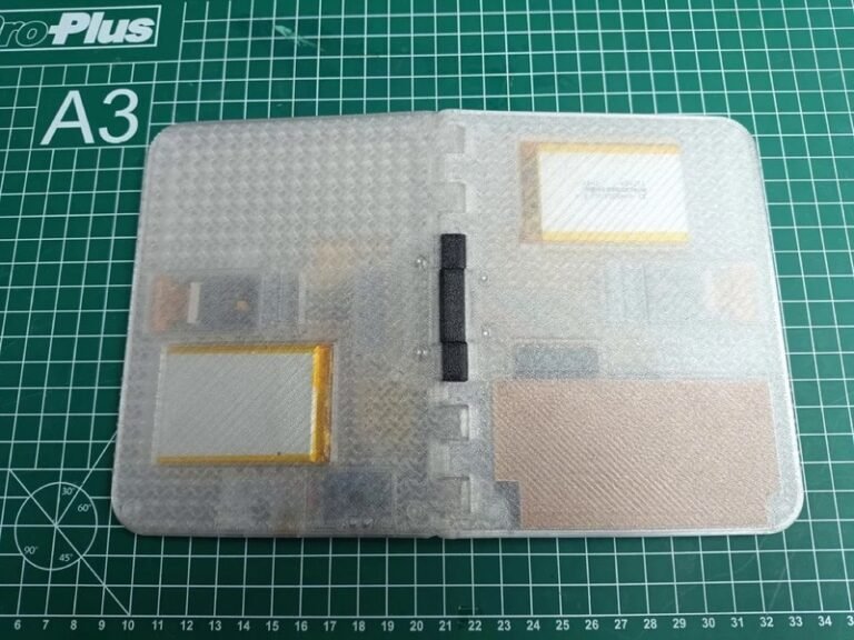 Folded Page Readers : Dual-Screen E-Reader