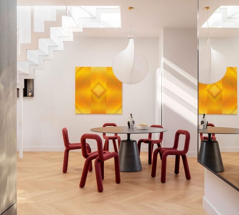 Bright Attic Sanctuarys : foksal