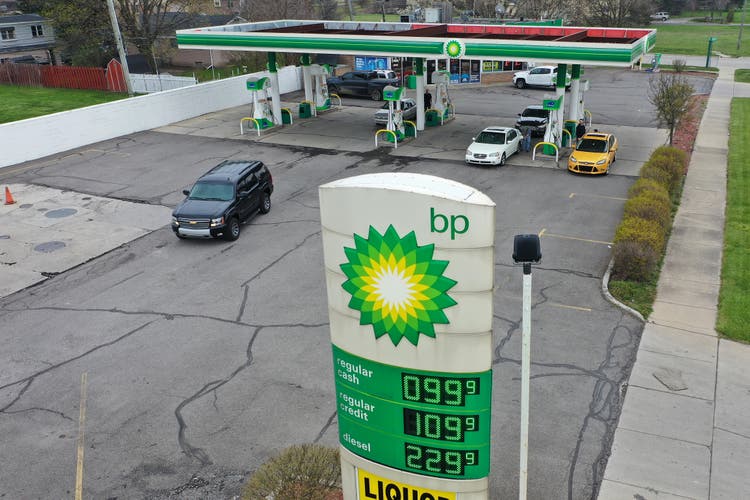 Midwest gasoline prices spike as BP’s Whiting refinery slowly recovers from outage (BP:NYSE)