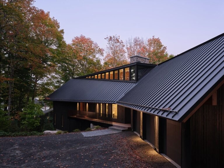 Lakeside Family Retreats : Muskoka lakeside cottage