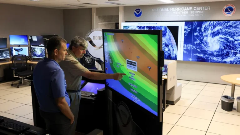 El Huracán Erin sigue siendo una amenaza formidable de oleaje y marejada ciclónica » Yale Climate Connections