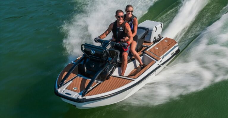 Multifunctional Four-Seater Watercraft : Yamaha Crosswave WaveRunner