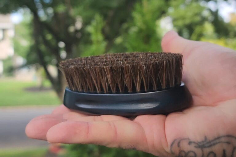 The Best Garment Brush – Compact, Durable & Travel-Friendly