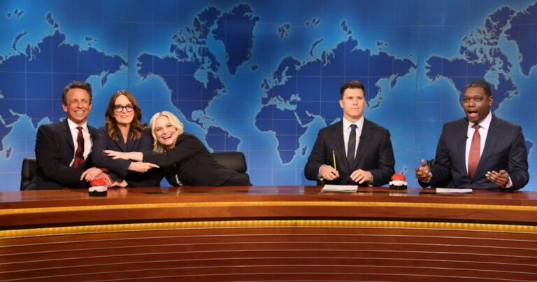 Amy Poehler and Tina Fey Reunite on Saturday Night Live