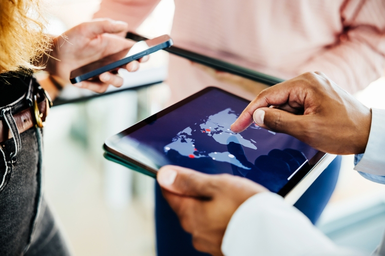 European indexes extend gains, touching fresh highs