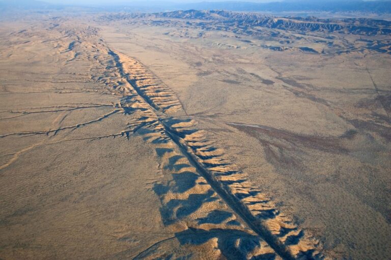 The San Andreas and Cascadia Earthquake Faults May Be Linked