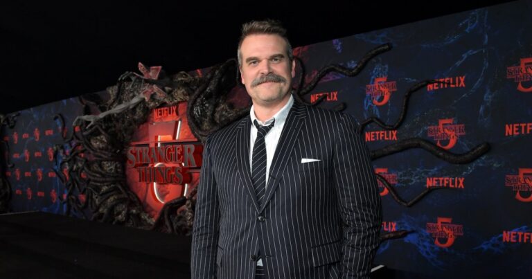 David Harbour Is Unrecognizable on Set of Pizza Bomber Film: Photo