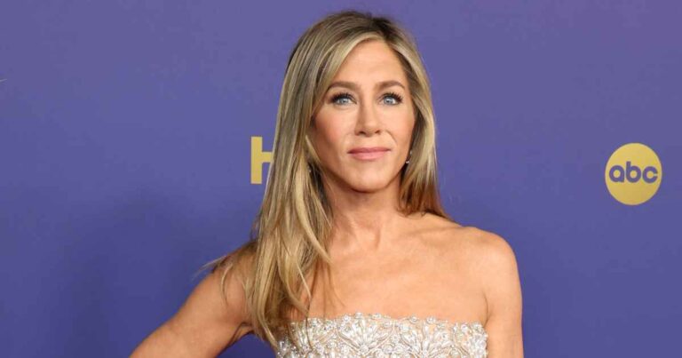 Jennifer Aniston Reposts Meme About Ross and Rachel Break Debate