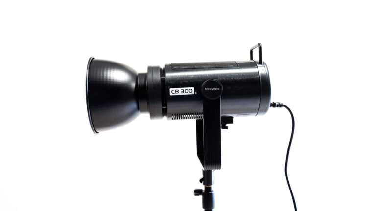 Neewer CB300C COB Light: Set your lighting free