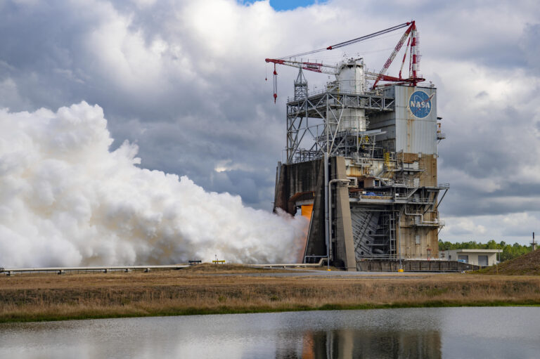 NASA Conducts Hot Fire of RS-25 Engine
