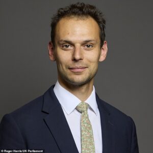 Labour minister at centre of journalist smear scandal resigns