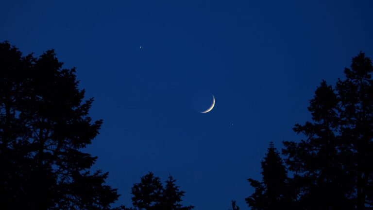 See a razor-thin crescent moon shine with Saturn after sunset on Feb. 19