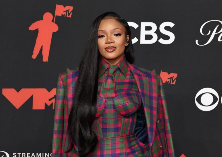 Fans React To Her Spicy Pics Amid Beef With Her Sister