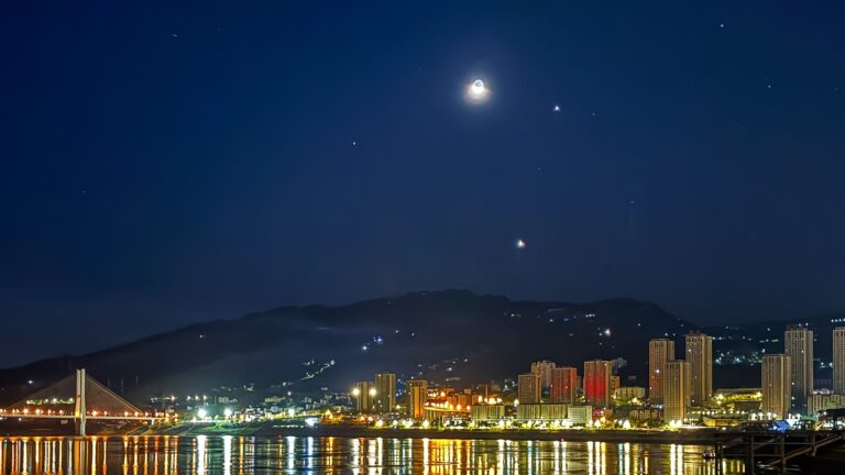 Catch Jupiter glowing under the waxing moon on Feb. 26