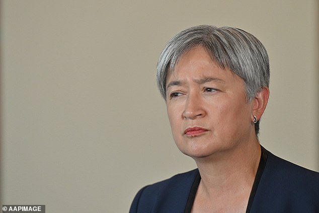 Penny Wong warns Australians in the Middle East to LEAVE NOW
