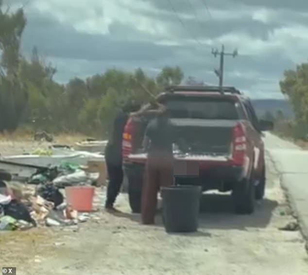Aussie motorist captures dashcam of fellow driver and her passenger in the midst of disgusting roadside act