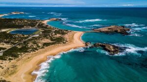 Search underway for three fisherman missing off coastal town of Beachport in South Australia