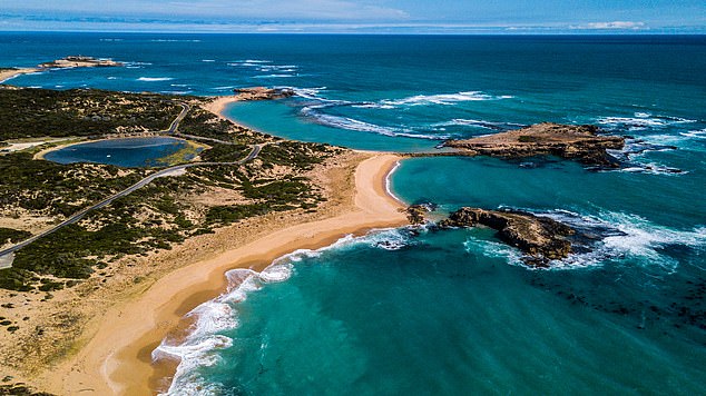 Search underway for three fisherman missing off coastal town of Beachport in South Australia
