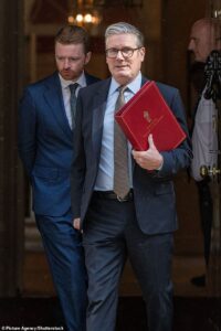 Starmer faces ‘cover-up’ claims as chief aide’s Mandelson messages ‘were on stolen phone’