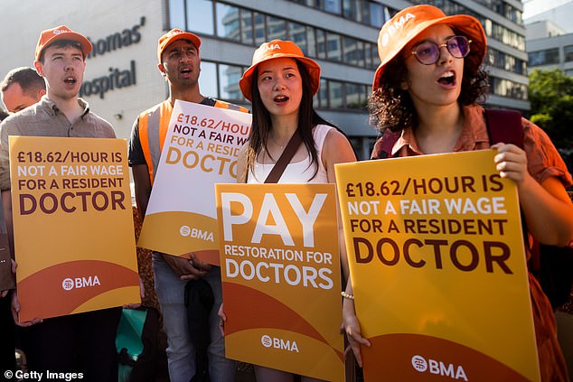 Starmer gives junior doctors 48 hours to halt their ‘reckless’ strike
