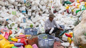 The fossil fuel industry’s backup plan? Plastic. » Yale Climate Connections