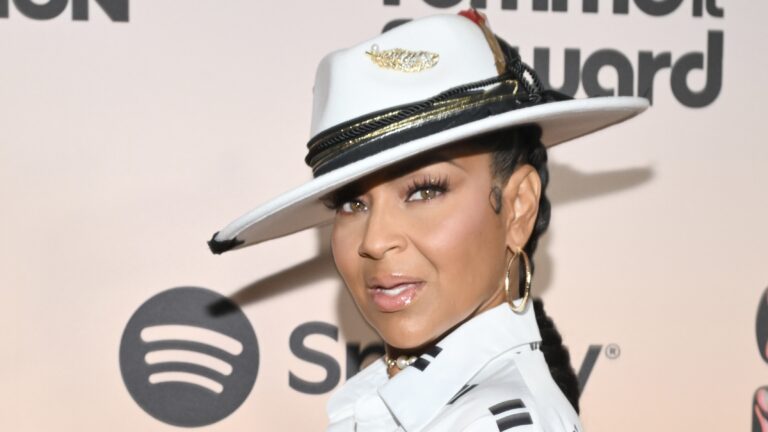 LisaRaye Sparks Mixed Reactions W/ Wardrobe Refresh (WATCH)