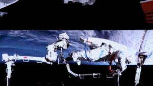 Chinese astronaut conducts record-tying 6th spacewalk outside Tiangong space station (video)