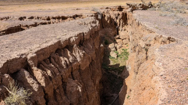 Watch the Earth split in real time: Stunning footage captures a 2.5-meter fault slip in seconds