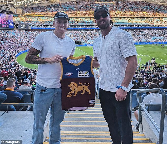 Former footy stars Rhys Mathieson and Mitch Robinson accused of promoting illegal casinos online