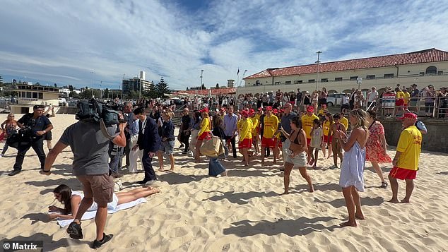 ‘Unbothered’ Aussie steals the show from Harry and Meghan after footage captured priceless moment at the beach: ‘Give her a medal’