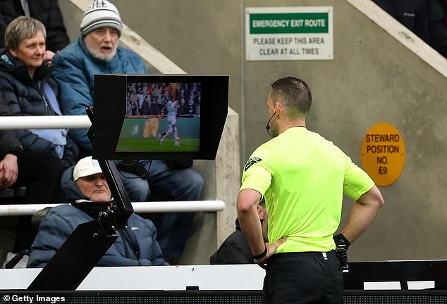 We don’t want VAR! Championship will continue without video reviews as EFL clubs say no to proposal to bring in manager reviews