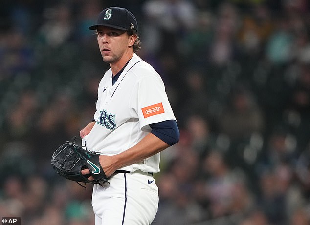 Seattle Mariners star left red-faced as ball VANISHES before his eyes… before awkward truth finally clicks