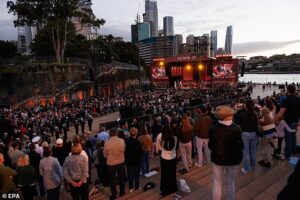 Thousands flock to moving Anzac sunset tribute as Premier doubles down on public holiday