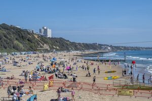 Brits soak up 22C temperatures as they flock to beaches, parks and pub gardens – as Met Office reveals London Marathon forecast