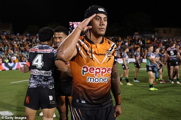 One of the NRL’s biggest stars ROCKS the footy world by signing on to play for Papua New Guinea team after they made him an offer too good to refuse