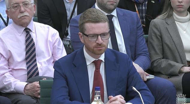 ‘I got it wrong’: Starmer’s ex-chief of staff falls on his sword over Mandelson in desperate bid to save PM ahead of crunch vote tonight