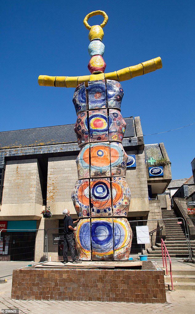 Residents demand removal of world’s tallest ceramic statue in Cornwall dubbed the ‘£80k kebab’ after pigeons start nesting in it