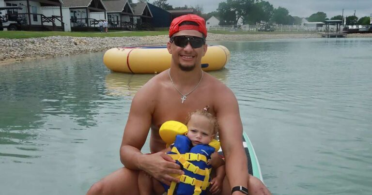 Patrick Mahomes Shows Scar on Knee Months After ACL Surgery