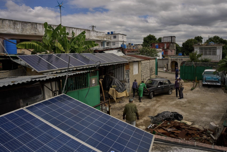 La red eléctrica de Cuba falla, pero la energía solar se convierte en un salvavidas » Yale Climate Connections