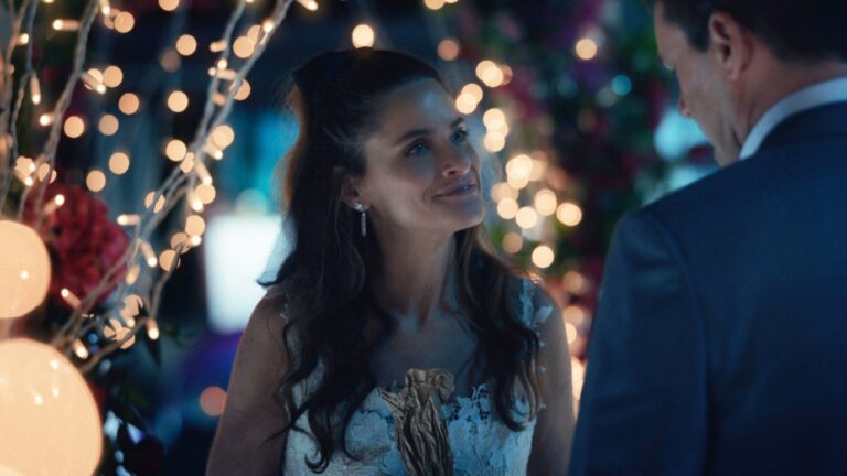 Amanda Peet Loves Playing Sex Scenes & Perimenopause Scenes At 54