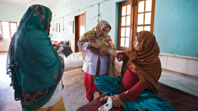 Midwives in Pakistan navigate floods to care for parents and babies » Yale Climate Connections
