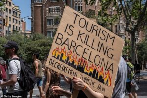 Spain’s Iran war tourism headache: Surging number of visitors sees more anti-holidaymaker anger… with things set to get worse as Brits snub Dubai due to conflict