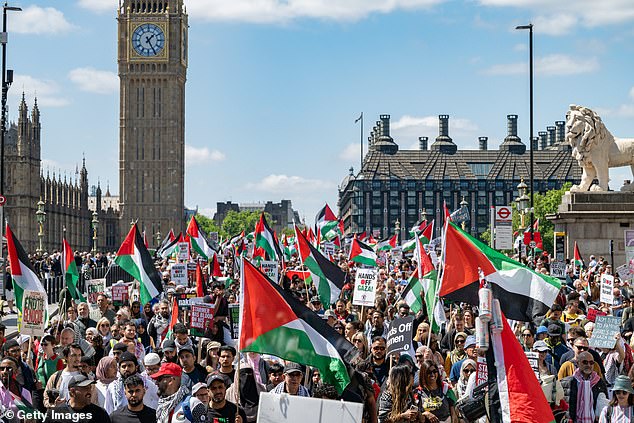 ‘We’re facing a battle for the nation’s soul’: Starmer’s warning as police gear up to deal with 80,000 protesters at rival rallies in London