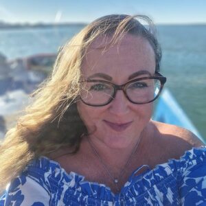 The great midlife exodus to Portugal: British expats have tripled in ten years with couples in their 40s and 50s lured by €20 monthly bills and €2 wine – with one commuting to London for less than the cost of her former train ticket