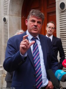 Ex-RTÉ news presenter accuses station chief Kevin Bakhurst of ‘gaslighting’ the public, while government’s blunt words are bound to make the embattled DG start looking over his shoulder…