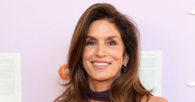 Cindy Crawford’s V-Neck Tank Top Style Elevates Basic Outfits