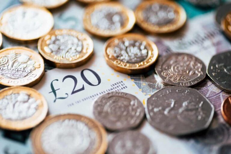 If someone starts investing now with £18 a day, how much might they have by Christmas?